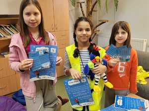 dzieci trzymające ulotki