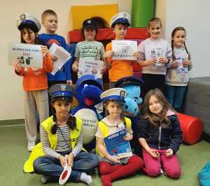 grupa dzieci na półkolonii zimowej