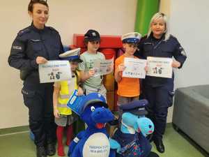 policjantki wraz z dziećmi