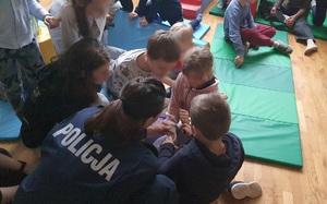 dzieci oglądają kajdanki