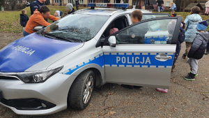 dzieci oglądają radiowóż