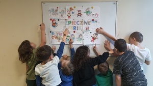 dzieci tworzą wspólny plakat