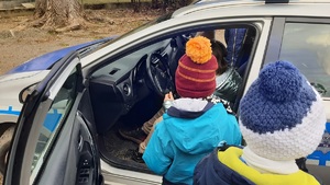 dzieci wsiadają do radiowozu