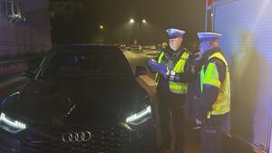 poplicjanci przy sprawdzanym samochodzie