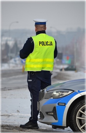 Policjant ruchu drogowego nadzorujący ruch pojazdów