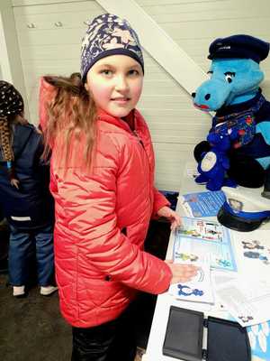 dziewczynka przy stanowisku