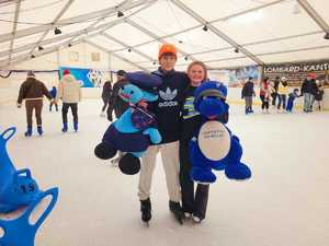 młodzież z maskotkami