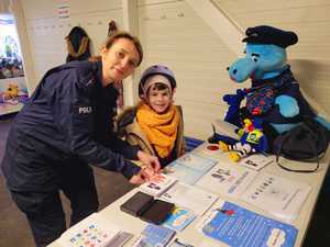 policjantka podczas wykonywania odcisków linii papilarnych