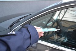 KPP Oświęcim Policjant przeprowadza badanie kierowcy przy użyciu narkotestera