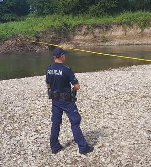 Oświęcim Policjanci nadzorują miejsce znalezienia kości