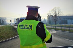 kontrole  policjant podczas mierzenia prędkości