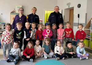 policjanci z grupą przedszkolaków