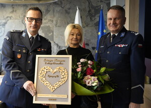 Wspólne zdjęcie komendanta, podopiecznej i podinspektora Gawlika