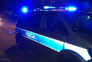 KPP Oświęcim. Radiowóz na ulicy noc