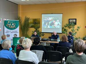 1 KPP Oświęcim.  Policjanci podczas projekcji filmów dla seniorów