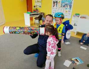 6. policjant pokazuje specjalną tubę