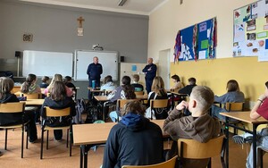 dzielcniowy przeprowadza prelekcję z dziecmi w szkole w klasie lekcyjnej