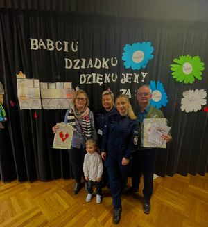 zdjęcie z seniorami i policjantkami