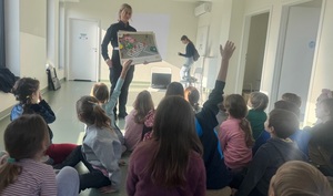 policjantka prowadząca zajęcia edukacyjne