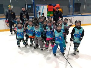 wspólne zdjęcie na lodowisku - policjanci i mali hokeiści