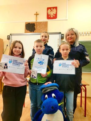 dzieci z policjantkami