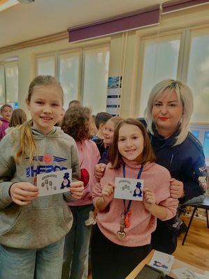 dziewczynki z policjantką