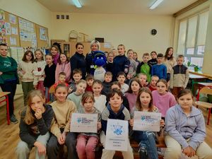 wspólne zdjęcie z dziećmi i policjantkami