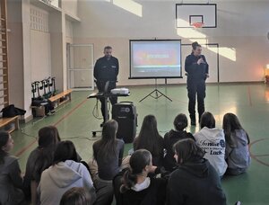 KPP Oświęcim. Dzień Bezpiecznego Internetu policjanci i młodzież podczas prelekcji