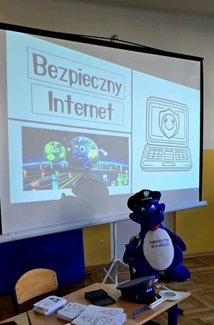 Maskotka małopolskiej Policji oraz materiały profilaktyczne.