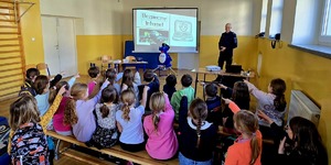 Uczniowie wraz z policjantem.