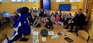 Maskotka małopolskiej Policji wraz z uczniami.