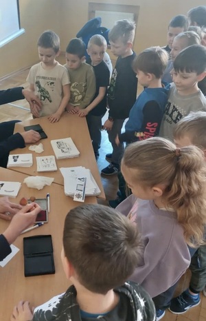 Uczniowie wykonujący odbitki linii papilarnych.