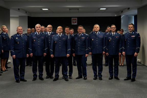 wspólne pamiątkowe zdjęcie odchodzących policjantów