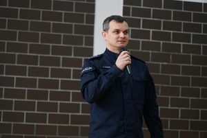 przemawiający Zastępca Komendnata Powiatowego Policji na rozpoczęcie promocji