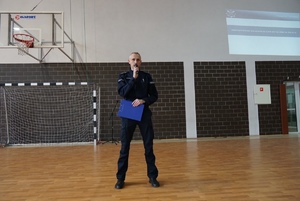 .Zdjecie oficera prasowego suskiej komendy prowadzącego wydarzenie