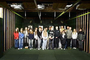 Uczniowie na strzelnicy