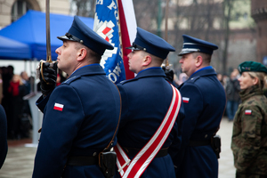 Policjanci patrzący na przeciwko siebie
