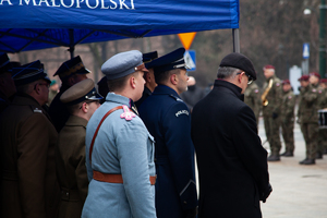 Zastępca Komendanta Wojewódzkiego Policji w Krakowie przy Namiocie IPN