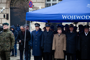 Zastępca Komendanta Wojewódzkiego stojący pod namiotem