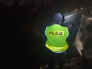 policjant kontroluje pustostan