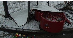 zniszczony pojemnik na nakrętki i ogrodzenie