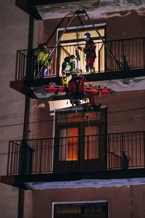 ściąganie na linach poszkodowanych z budynku