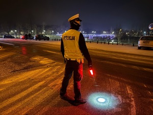 policjant ruchu drogowego na skrzyżowaniu