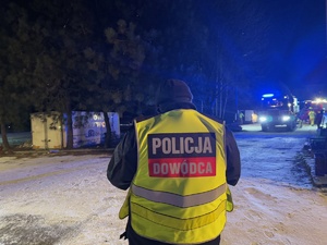 stojący tyłem dowódca policyjnych działań