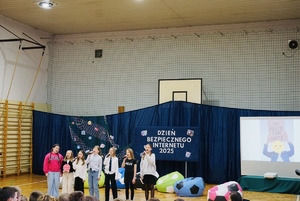 2. Dzieci z mikrofonami podczas szkolengo wystąpienia