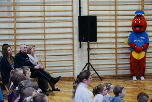 3. Pani dyrektor i zaproszeni goście oglądają wystąpienia dzieci i stojący obok smok policek