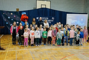4. Dzieci z młodszych klas pozujący do zdjęcia na hali sportowej