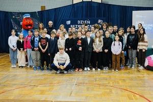 5. Dzieci ze starszych klas pozujący do zdjęcia na hali sportowej