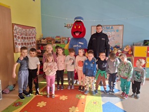 7. Policjant i maskotka policek pozuje do zdjęcia