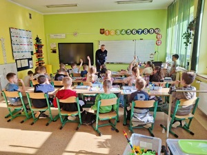 8. Policjant wraz z uczniami podczas zajęc o bezpiecznym internecie